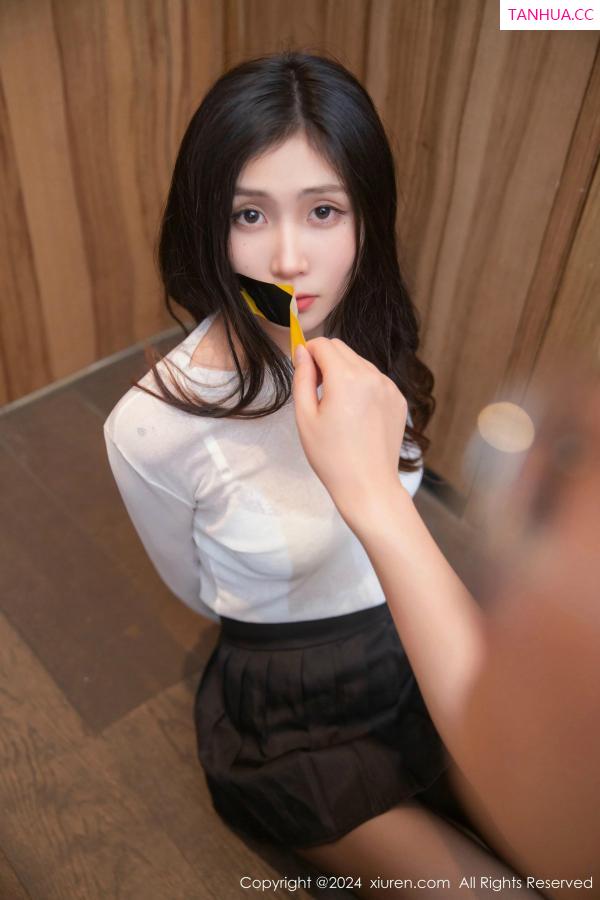   [XiuRen]高清写真图 2024.11.21 No.9481 刘婷婷 短裙美腿第8张图片